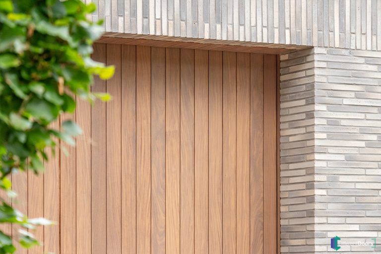 Houten garagedeur verticale latjes