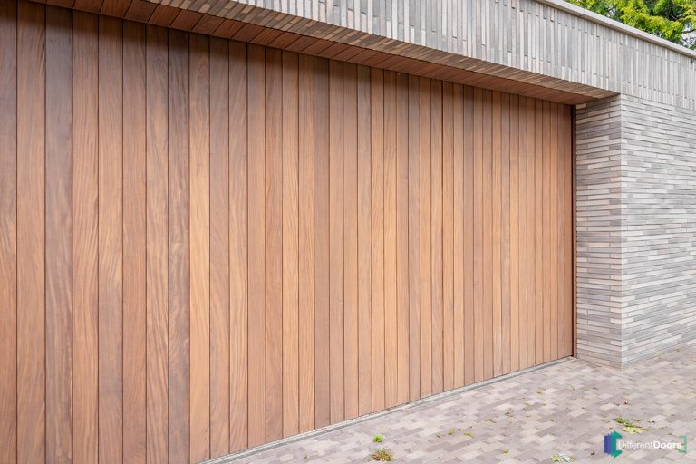 Houten garagedeur verticale latjes