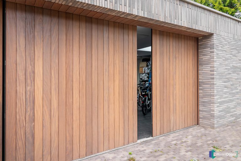 Zijwaartse houten garagedeur