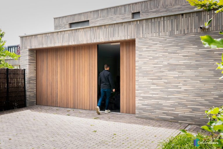 Zijwaartse houten garagedeur