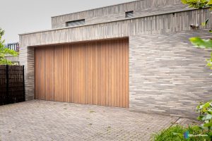 Zijwaartse houten garagedeur
