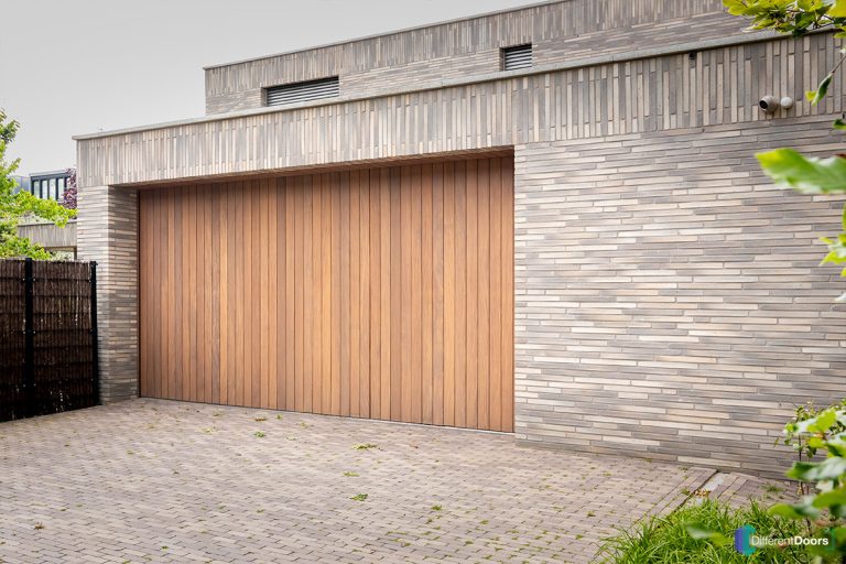 Zijwaartse houten garagedeur