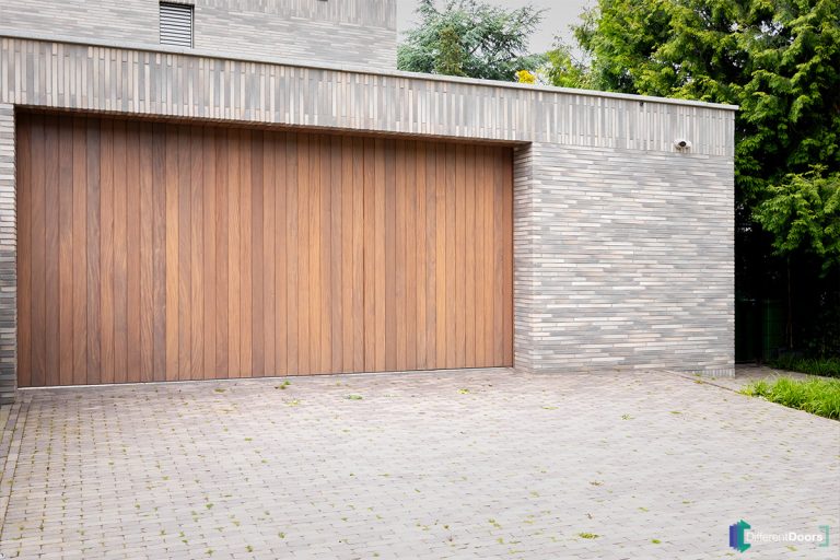 Zijwaartse houten garagedeur