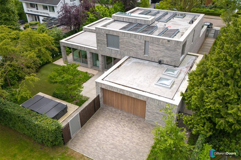 Luxe garagedeur nieuwbouwwoning
