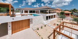 Zijwaartse garagedeur meranti