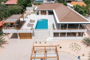 Zijwaartse garagedeur meranti