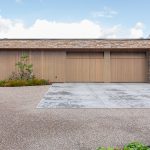 Houten garagedeur gelijk met de gevel