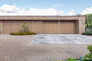 Houten garagedeur gelijk met de gevel