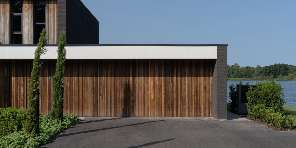 Houten garagedeur padoek