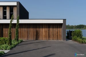 Houten garagedeur padoek