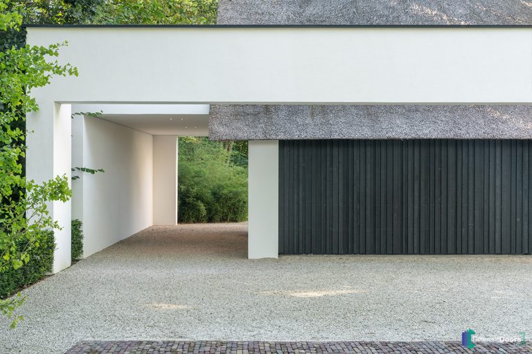 Donkere houten garagedeur red cedar