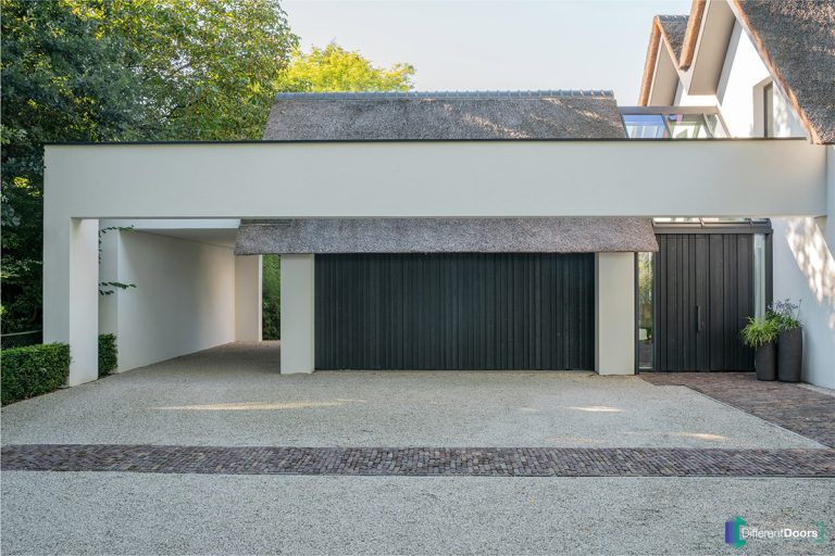 Donkere houten garagedeur red cedar