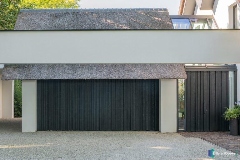 Donkere houten garagedeur red cedar