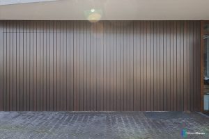 Zijwaartse houten garagedeur