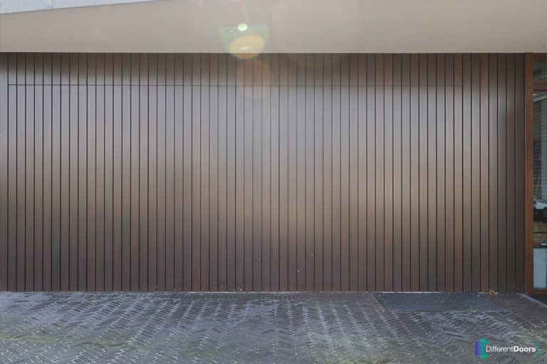 Zijwaartse houten garagedeur