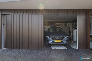 Zijwaartse houten garagedeur
