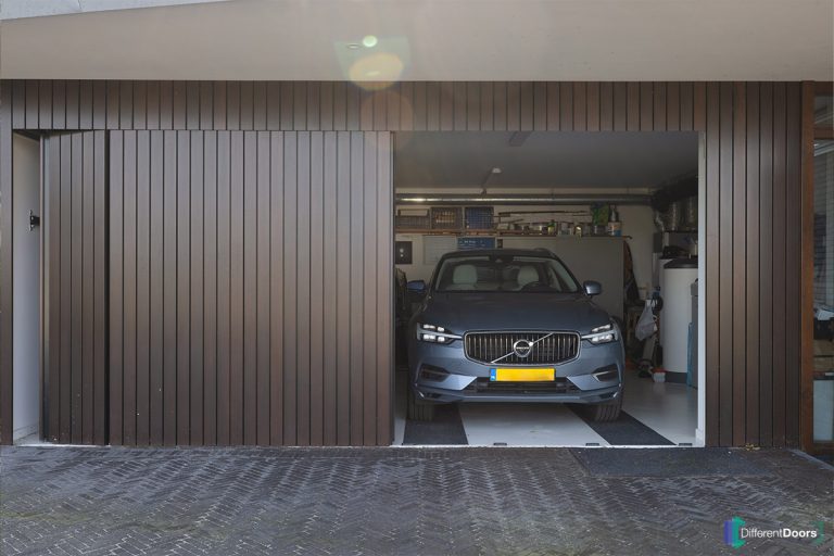 Zijwaartse houten garagedeur