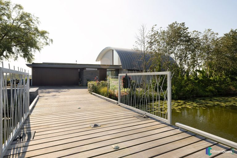 Zijwaartse houten garagedeur