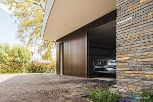 Zijwaartse houten garagedeur