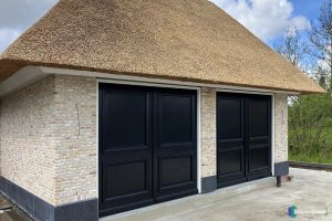 Garagedeur met stenen kolom