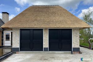 Garagedeur met stenen kolom