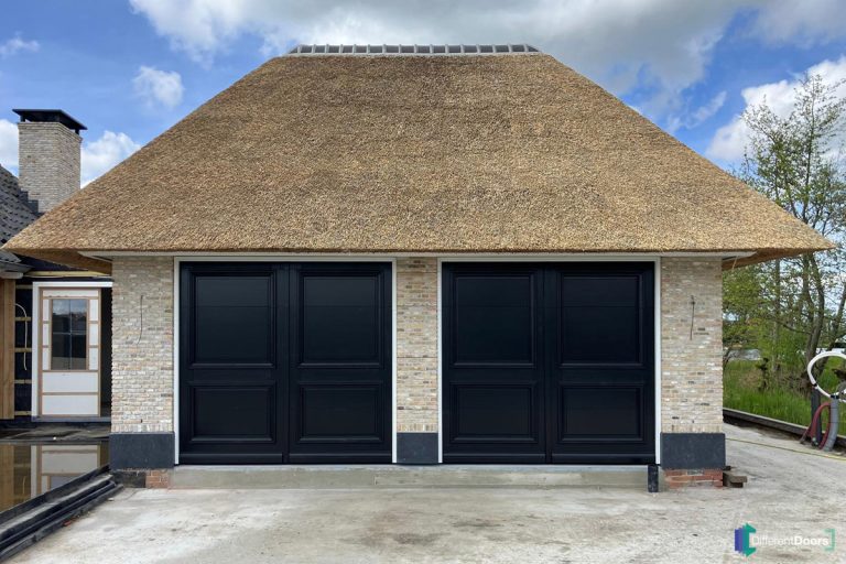 Garagedeur met stenen kolom