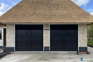 Garagedeur met stenen kolom