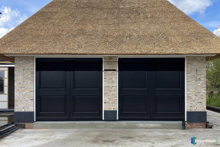 Garagedeur met stenen kolom