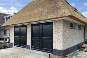 Garagedeur met stenen kolom