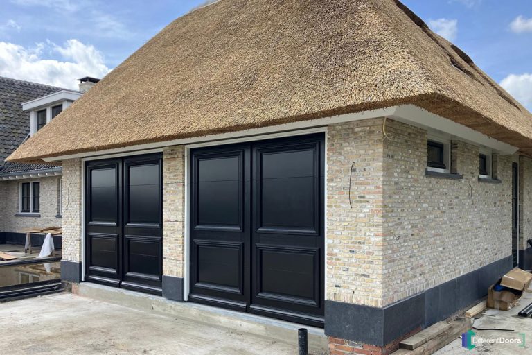 Garagedeur met stenen kolom