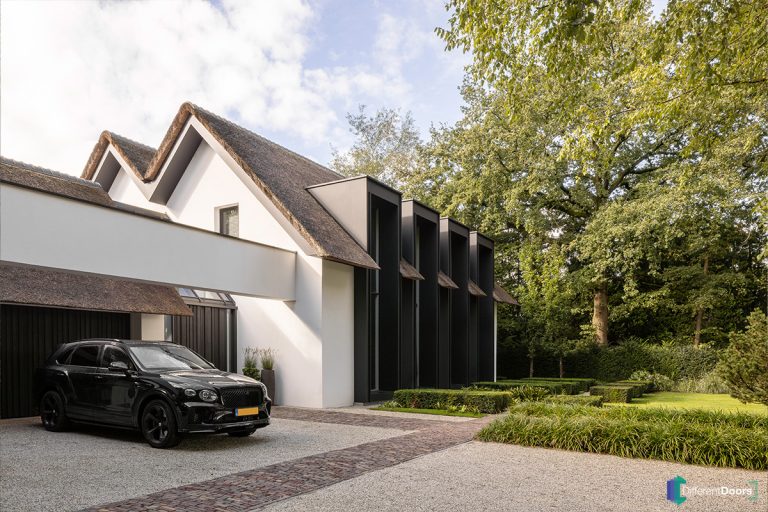 Zwarte houten garagedeur