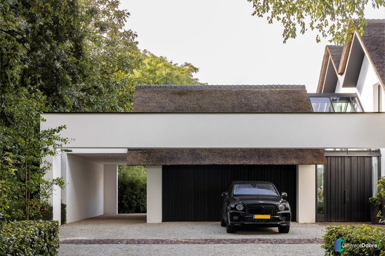 Zwarte houten garagedeur