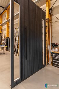 Taatsdeur als voordeur Shou Sugi Ban