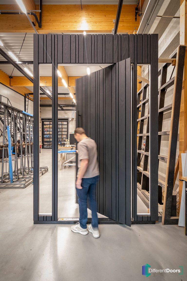 Pivoterende voordeur hout