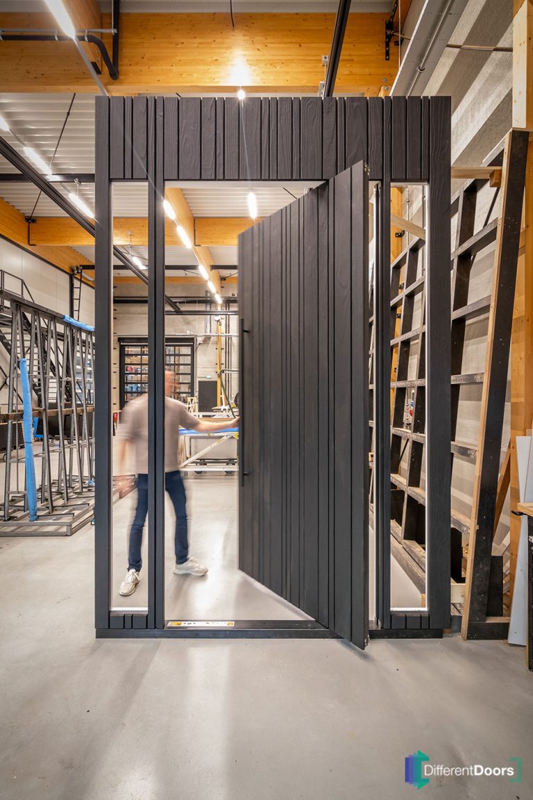 Pivoterende voordeur hout