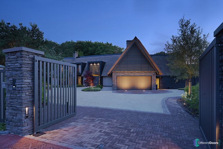 Houten garagedeur Different Doors