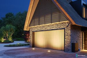 Houten garagedeur Different Doors