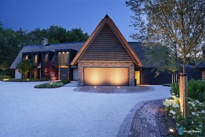 Houten garagedeur Different Doors