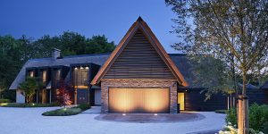 Houten garagedeur nieuwbouwwoning