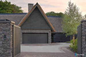 Houten garagedeur Different Doors