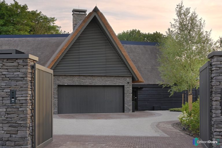 Houten garagedeur Different Doors